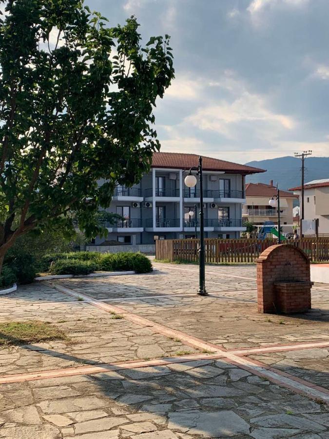 Thea Comfy Living Aparthotel Vrasná Kültér fotó